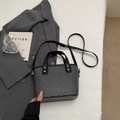 Elegante borsa tote intrecciata grigia e nera con tracolla in pelle e borchie - Senza Ciondolo / Nero