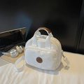 Detail van witte canvas crossbodytas met bruin lederen logo en bijpassende handgreep - Wit