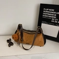 Sac à main en daim marron et cuir avec breloque ours et longue bandoulière amovible - Marron avec pendentif