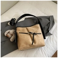 Schicke khakifarbene Eimertasche mit Faltenstruktur und süßem Hasen-Anhänger - Khaki mit Anhänger