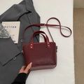 Borsa a secchiello bordeaux a trama intrecciata con doppi manici e tracolla regolabile - Senza Ciondolo / Borgogna