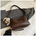Sac à bandoulière marron foncé plissé avec breloque lapin en peluche et cuir lisse - Café (Avec Pendentif)