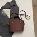 Borsa a tracolla intrecciata marrone scuro con manico superiore e dettagli argento - Senza Ciondolo / Caffè