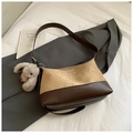 Sac à bandoulière beige et marron avec texture plissée et charm lapin en peluche - Kaki (Avec Pendentif)