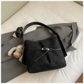 Schicke schwarze Beuteltasche mit Knitteroptik, breitem Riemen und Plüschhasen-Anhänger - Schwarz mit Anhänger