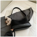 Grand sac à épaule noir en daim et cuir avec un adorable pendentif lapin en peluche - Noir (Avec Pendentif)