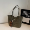 Dettaglio della borsa tote in pelle scamosciata verde oliva con logo oro e orsetto - Verde con Ciondolo