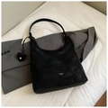 Vue détaillée d'un sac cabas en daim noir avec logo minimaliste sur fond de tissu souple - Marron