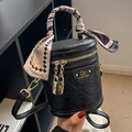 Elegante schwarze Zylindertasche mit Prägemuster und schickem Halstuchgriff - Schwarz