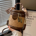 Zylindrische Beuteltasche in Braun und Khaki mit Monogramm und dekorativem Schalgriff - Khaki