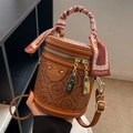 Zylindrische Eimertasche aus braunem geprägtem Leder mit Schalgriff und Goldbeschlägen - Braun