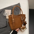 Detalle del bolso tote marrón en ecopiel con costuras blancas y colgante de oso - Con Colgante / Marrón