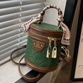 Vintage-Eimertasche in Grün und Braun mit Logo-Prägung und Seidenschal am Griff - Grün