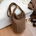 Dunkelbraune Plüsch-Beuteltasche aus weichem Teddy-Stoff mit Wollstruktur für Damen - Braun