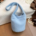 Hellblaue Shopper-Tasche aus strukturiertem Teddy-Fleece mit breitem Schultergurt - Blau