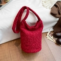 Winter-Eimertasche aus Wolle in Dunkelrot mit weicher Plüschstruktur und Strickriemen - Rot
