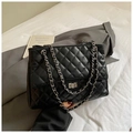 Bolso tote negro acolchado con correa de cadena plateada y cierre de cerradura de metal - Negro