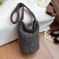 Sac fourre-tout en tricot pelucheux gris foncé avec large bandoulière pour l'hiver - Gris