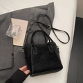Minimalistische schwarze Beuteltasche mit Kontrastnaht und verstellbarem Schultergurt - Ohne Anhänger / Schwarz