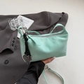 Détail du sac à bandoulière en daim vert menthe avec breloque cœur et fermeture éclair - Bleu