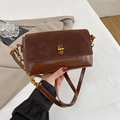 Détail du sac bandoulière marron bi-matière avec fermoir doré et bandoulière chaîne - Givré / Marron