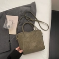 Minimalistische olivgrüne Handtasche aus Vintage-Kunstleder auf weißem Textil-Hintergrund - Ohne Anhänger / Grün