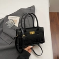 Détail du sac en cuir noir motif crocodile avec fermoir doré élégant et bandoulière réglable - Noir