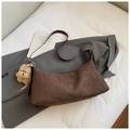 Sac hobo marron vintage plissé pour femme avec un adorable pendentif ours en peluche - Avec Pendentif / Marron