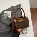 Détail du sac cabas marron foncé motif crocodile avec fermoir métallique doré élégant - Marron