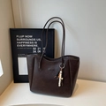 Dunkelbraune Retro-Leder-Tote-Bag mit FASHION-Patch und dekorativen Holzperlen - Braun