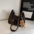 Sac cabas en cuir PU marron foncé avec porte-clés ourson et bandoulière large confortable - Avec Pendentif / Marron