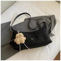 Sac à bandoulière noir plissé chic avec un charmant ours en peluche pour un look décontracté - Avec Pendentif / Noir