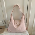 Detailweergave van roze tote tas met verstelbare riem en magnetische klepsluiting - Lichtroze