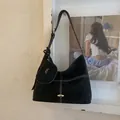 Dettaglio borsa hobo in camoscio nero con cuciture a contrasto e fibbia metallica dorata - Nero