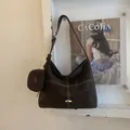 Dettaglio borsa tote grande marrone scuro con cuciture a contrasto e mini portamonete - Marrone