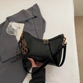 Detalle de bolso medialuna negro brillante con hebilla dorada y correa ajustable - Negro Con Colgante
