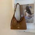 Dettaglio della borsa tote in pelle opaca marrone con cuciture a contrasto e mini pochette - Marrone