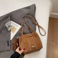 Détail du sac seau en daim marron avec surpiqûres blanches et charme d'ours - Avec Pendentif / Marron