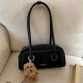 Detalle del bolso Boston en cuero sintético negro con pespuntes blancos y un lindo dije de perro - Negro Con Colgante
