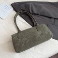 Detalle de primer plano del bolso de axila rectangular gris oscuro con textura mate retro - Verde