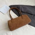Primer plano del bolso de hombro retro marrón de cuero sintético con textura mate suave - Marrón