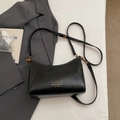 Bolso bajo el brazo minimalista negro brillante con logotipo dorado y bandolera - Negro sin Colgante