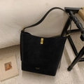 Détail du sac seau noir mat avec fermoir rotatif en métal doré et logo de marque doré - Noir sans Pendentif