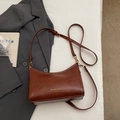 Borsa a tracolla in pelle marrone retrò con dettagli dorati e logo frontale - Marrone Senza Ciondolo