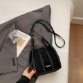 Sac seau noir mat avec coutures contrastées blanches et bandoulière réglable - Sans pendentif / Noir