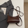 Borsa sottobraccio retrò in ecopelle marrone scuro con scritte dorate e spalline regolabili - Caffè senza ciondolo