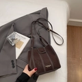 Sac seau marron foncé avec coutures contrastées et bandoulière réglable - Sans pendentif / Marron