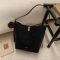 Vintage Beuteltasche in Schwarz matt mit Goldschnalle und braunem Plüsch-Anhänger - Schwarz Mit Anhänger