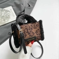 Detailansicht der Mini-Tasche mit Leopardenmuster, schwarzem Kunstpelz und Leder-Patch - Braun