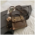 Sac à dos en daim marron foncé pour femme avec boucles dorées et breloque petit chien - Café Avec Pendentif